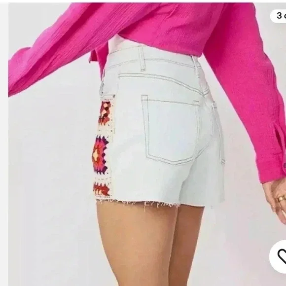 SO Women's Boho Granny Crochet Panel Button Fly Light Wash Denim Shorts - Picture 2 of 10